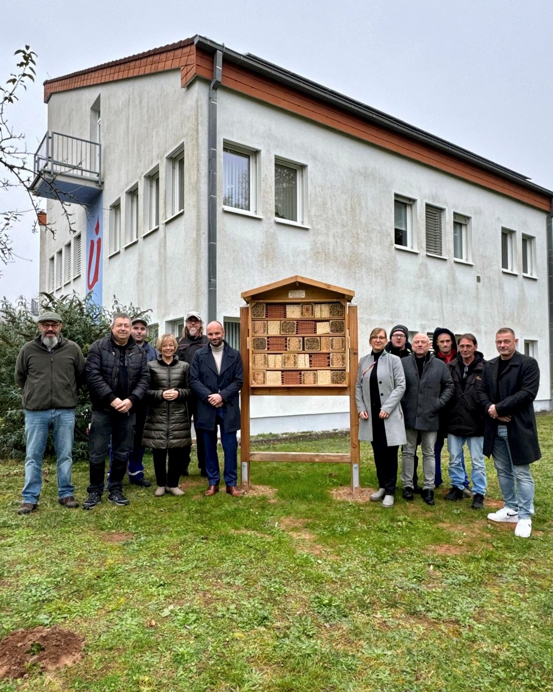 Einweihung eines Insektenhotels mit Bürgermeisterin Anne Yliniva-Hoffmann  und Geschäftsführer Lukas Münninghoff